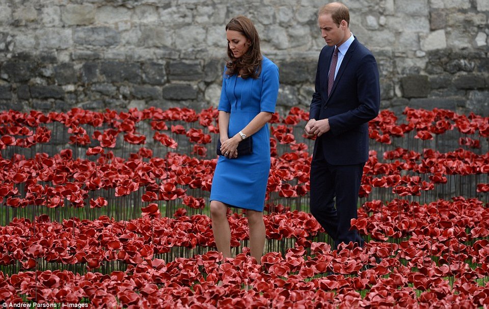 Ο Ουίλιαμ και η Κέιτ φυτεύουν παπαρούνες προς τιμή των νεκρών του Α' Παγκοσμίου πολέμου [εικόνες&βίντεο] | iefimerida.gr 7