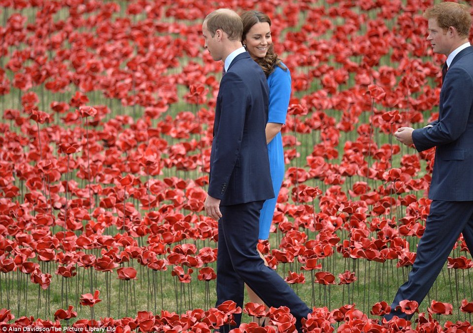 Ο Ουίλιαμ και η Κέιτ φυτεύουν παπαρούνες προς τιμή των νεκρών του Α' Παγκοσμίου πολέμου [εικόνες&βίντεο] | iefimerida.gr 8