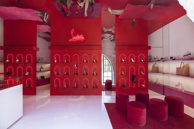 Στο pop up store του Christian Louboutin στη Μύκονο κρύβεται το εντυπωσιακότερο ταβάνι καταστήματος [εικόνες] | iefimerida.gr 1