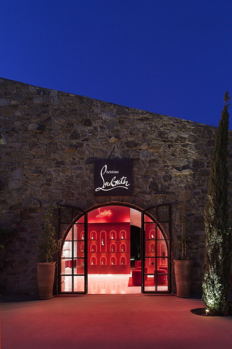 Στο pop up store του Christian Louboutin στη Μύκονο κρύβεται το εντυπωσιακότερο ταβάνι καταστήματος [εικόνες] | iefimerida.gr 0