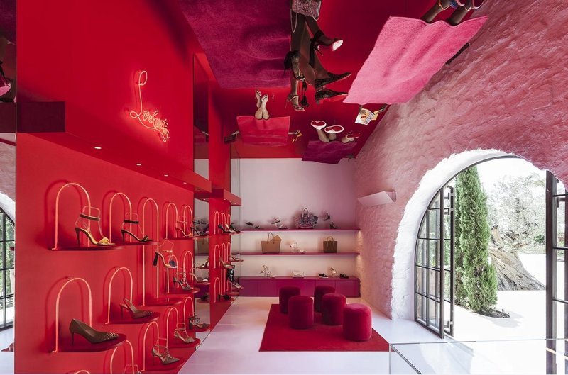 Στο pop up store του Christian Louboutin στη Μύκονο κρύβεται το εντυπωσιακότερο ταβάνι καταστήματος [εικόνες] | iefimerida.gr 3