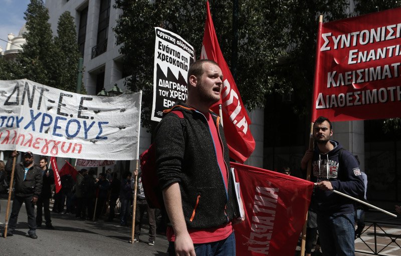 Στους δρόμους οι απολυμένοι δημόσιοι υπάλληλοι: Ζητούν από την κυβέρνηση την επαναπρόσληψή τους [εικόνες] | iefimerida.gr 0