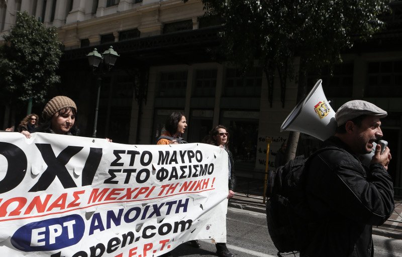 Στους δρόμους οι απολυμένοι δημόσιοι υπάλληλοι: Ζητούν από την κυβέρνηση την επαναπρόσληψή τους [εικόνες] | iefimerida.gr 2