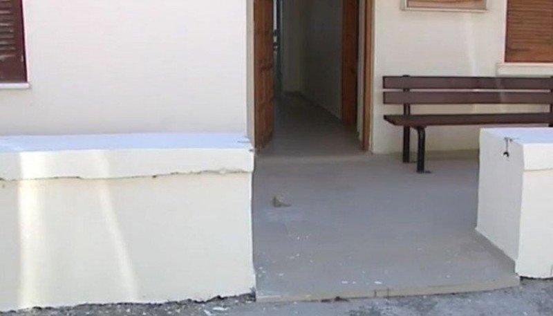 Χανιά: Αγνωστοι «ξήλωσαν» πόρτα ιατρείου του Δήμου [εικόνα] | iefimerida.gr 0