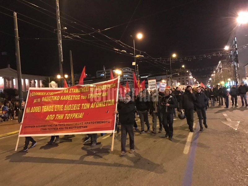 Προπύλαια: Πορεία αλληλεγγύης για τους 9 Τούρκους που φέρεται να ετοίμαζαν χτύπημα κατά του Ερντογάν [εικόνες] | iefimerida.gr 1