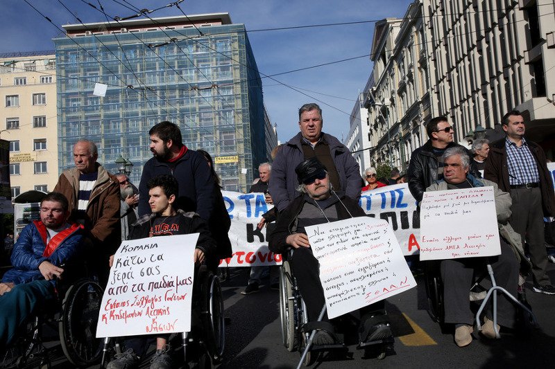 Πορεία στο Μέγαρο Μαξίμου από άτομα με αναπηρία -Διαμαρτύρονται για τις περικοπές στα επιδόματά τους | iefimerida.gr 0