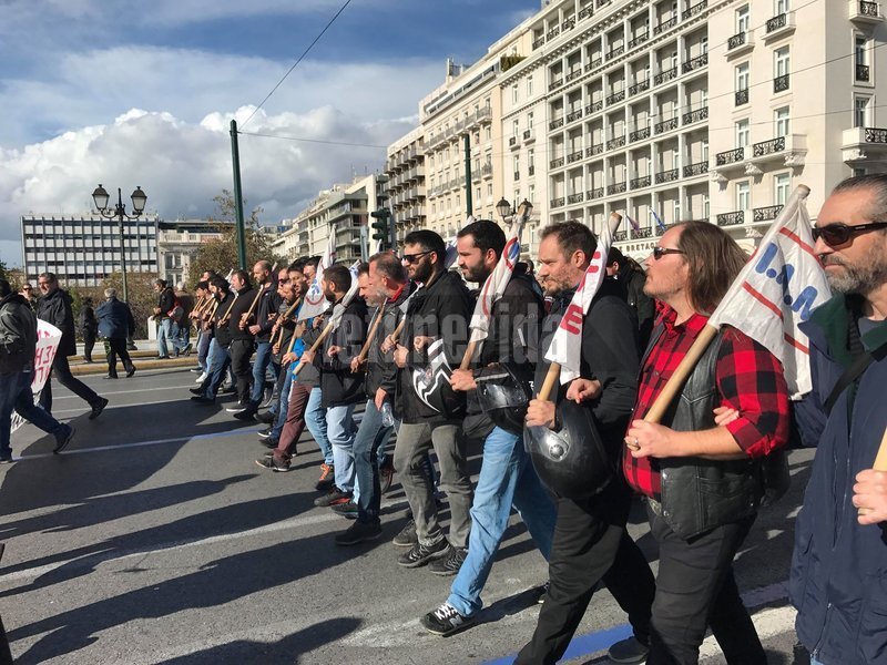 Απεργία-Χιλιάδες διαδηλωτές στο κέντρο της Αθήνας ζητούν λιγότερους φόρους και αύξηση κατώτατου μισθού [εικόνες & βίντεο] | iefimerida.gr 17