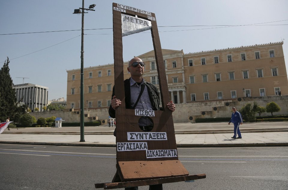 Η «γκιλοτίνα του Ασφαλιστικού» έξω από τη Βουλή -24ωρη απεργία και πορεία στο κέντρο της Αθήνας [εικόνες] | iefimerida.gr 0