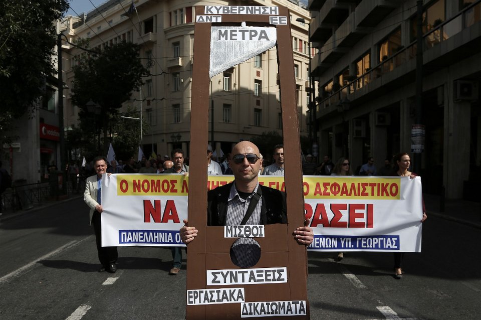 Η «γκιλοτίνα του Ασφαλιστικού» έξω από τη Βουλή -24ωρη απεργία και πορεία στο κέντρο της Αθήνας [εικόνες] | iefimerida.gr 1