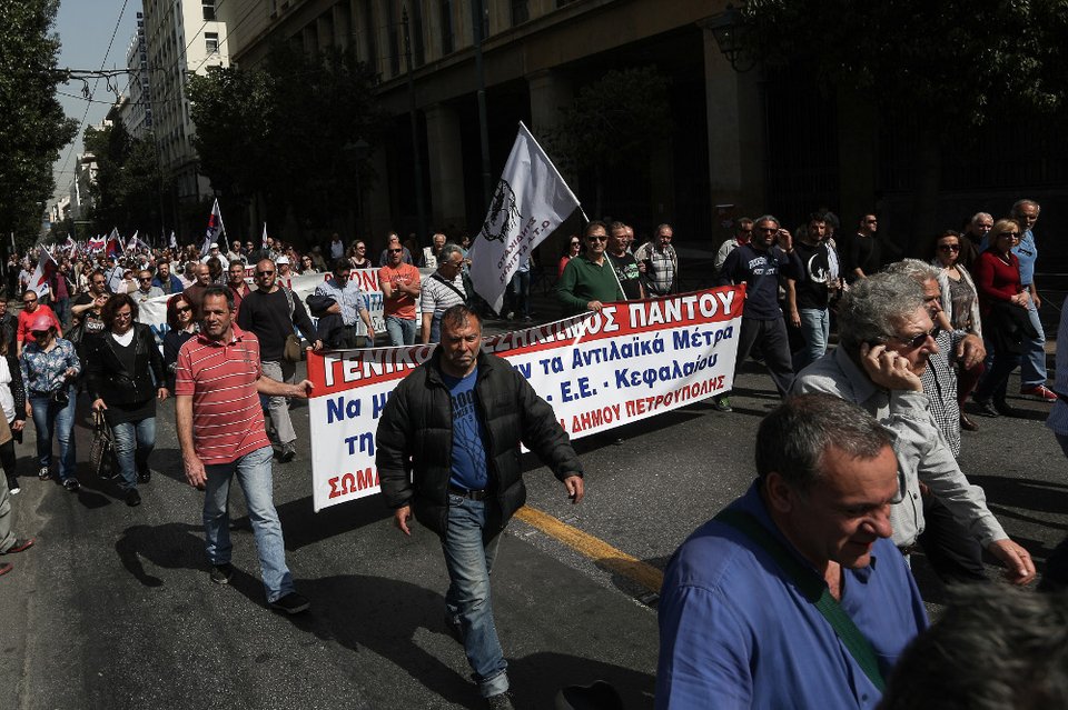 Η «γκιλοτίνα του Ασφαλιστικού» έξω από τη Βουλή -24ωρη απεργία και πορεία στο κέντρο της Αθήνας [εικόνες] | iefimerida.gr 2