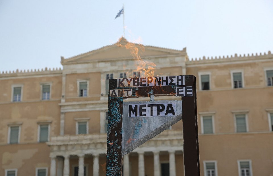 Η «γκιλοτίνα του Ασφαλιστικού» έξω από τη Βουλή -24ωρη απεργία και πορεία στο κέντρο της Αθήνας [εικόνες] | iefimerida.gr 3