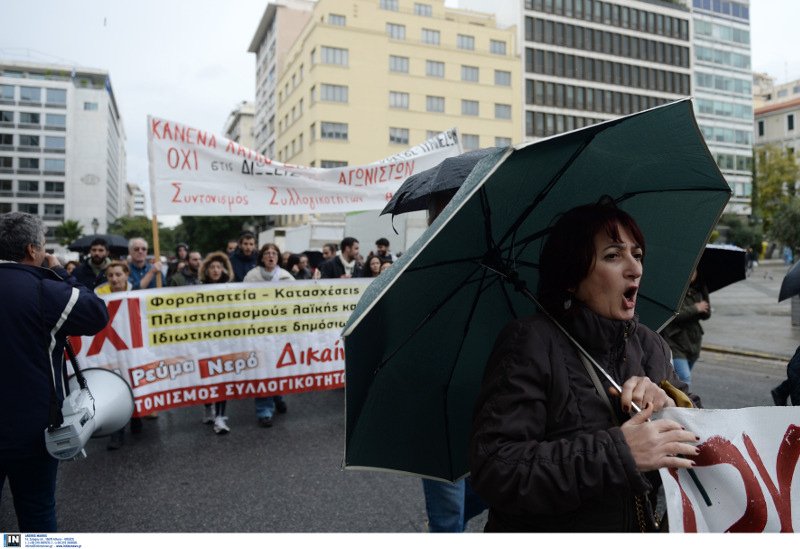 Διαμαρτυρία για τους πλειστηριασμούς έξω από τη Βουλή [εικόνες]  | iefimerida.gr 0