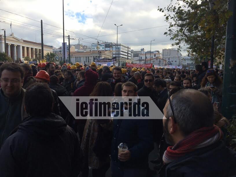Λαοθάλασσα στο κέντρο της Αθήνας -Μεγάλη πορεία [εικόνες] | iefimerida.gr 1