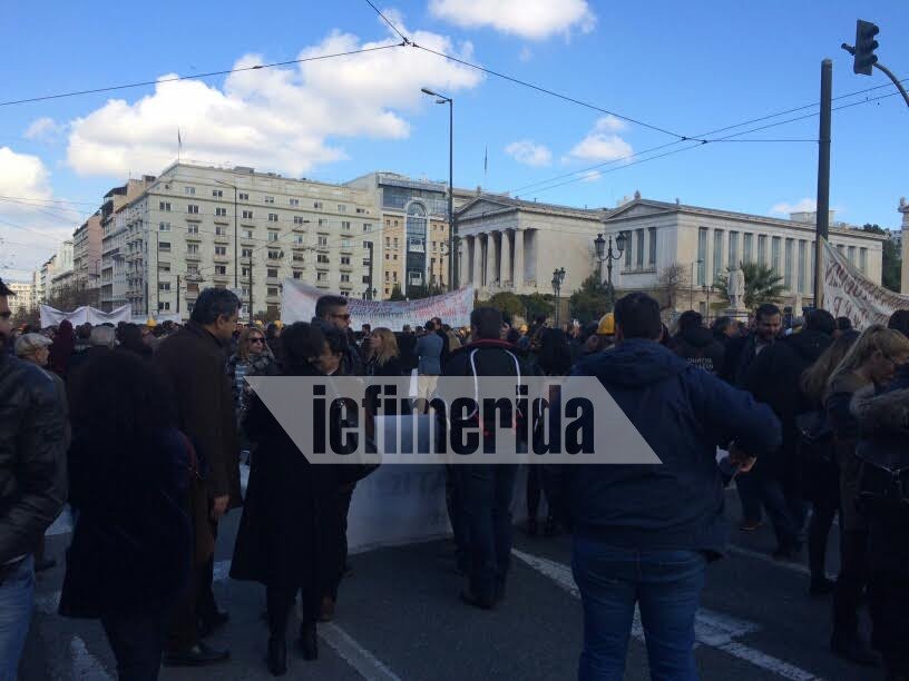 Λαοθάλασσα στο κέντρο της Αθήνας -Μεγάλη πορεία [εικόνες] | iefimerida.gr 6