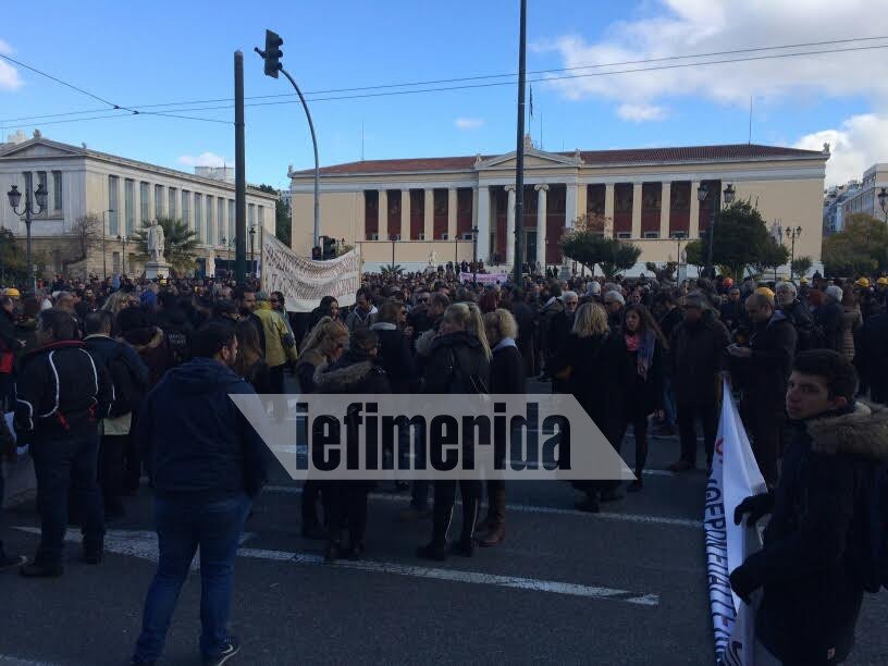 Λαοθάλασσα στο κέντρο της Αθήνας -Μεγάλη πορεία [εικόνες] | iefimerida.gr 4