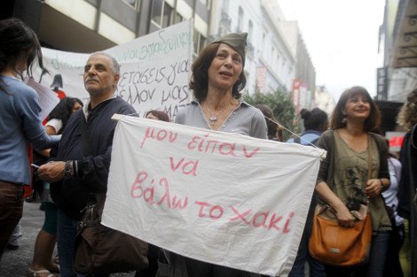 Ντυμένοι στα χακί και με φιμωμένα στόματα διαμαρτυρήθηκαν στο Σύνταγμα οι καθηγητές | iefimerida.gr 0