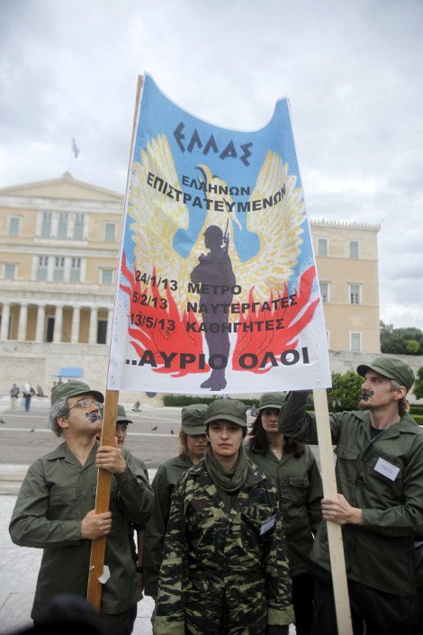 Ντυμένοι στα χακί και με φιμωμένα στόματα διαμαρτυρήθηκαν στο Σύνταγμα οι καθηγητές | iefimerida.gr 2