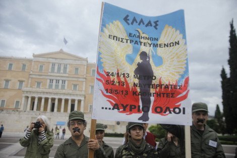Ντυμένοι στα χακί και με φιμωμένα στόματα διαμαρτυρήθηκαν στο Σύνταγμα οι καθηγητές | iefimerida.gr 4