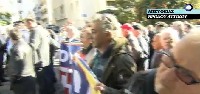 Χημικά και ένταση στο Σύνταγμα -Το ΠΑΜΕ κυκλώνει το Μαξίμου | iefimerida.gr 2