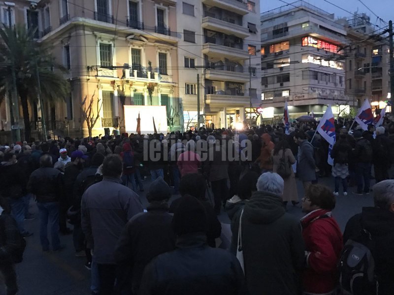 Συγκέντρωση του ΠΑΜΕ έξω από τα γραφεία της ΓΣΕΕ
