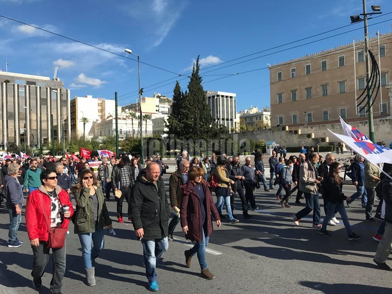 Απεργία-Χιλιάδες διαδηλωτές στο κέντρο της Αθήνας ζητούν λιγότερους φόρους και αύξηση κατώτατου μισθού [εικόνες & βίντεο] | iefimerida.gr 14