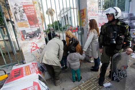 Μεγαλειώδης και ειρηνική η πορεία για την 40η επέτειο της εξέγερσης του Πολυτεχνείου | iefimerida.gr 3