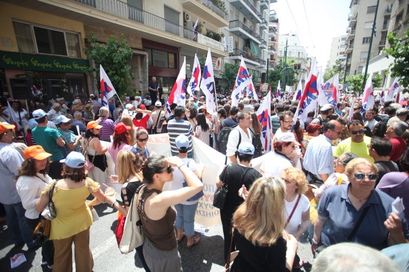 Λαοθάλασσα διαδηλωτών έξω από το υπουργείο Υγείας [εικόνες] | iefimerida.gr 0