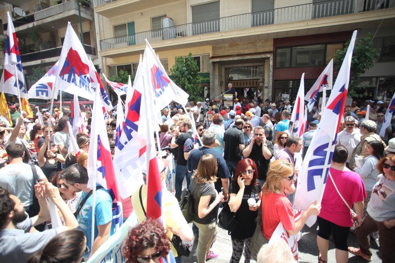 Λαοθάλασσα διαδηλωτών έξω από το υπουργείο Υγείας [εικόνες] | iefimerida.gr 1