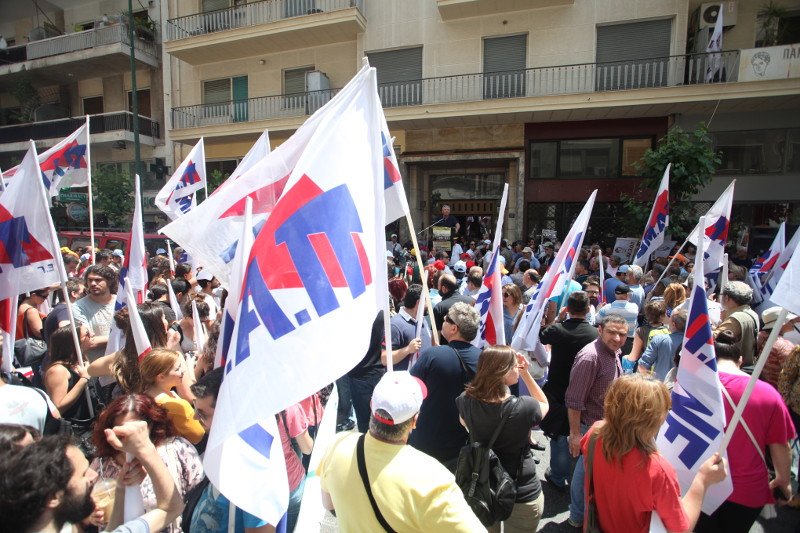 Λαοθάλασσα διαδηλωτών έξω από το υπουργείο Υγείας [εικόνες] | iefimerida.gr 2