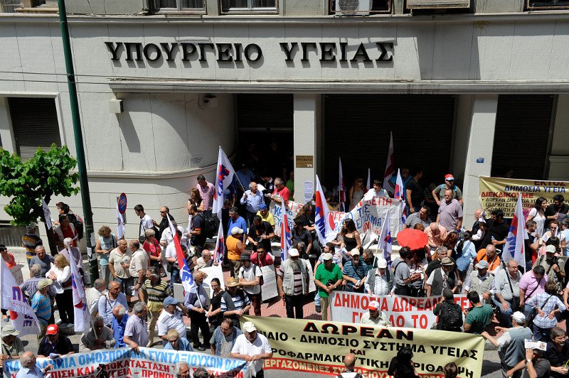 Λαοθάλασσα διαδηλωτών έξω από το υπουργείο Υγείας [εικόνες] | iefimerida.gr 3