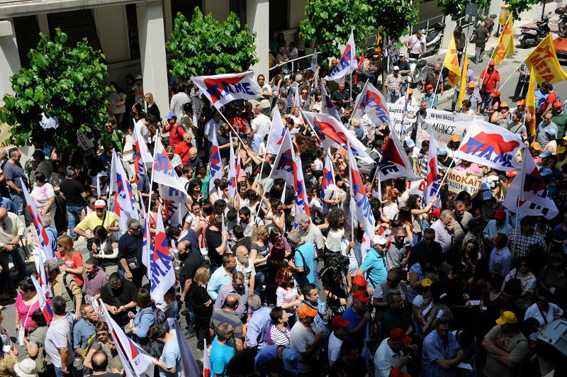 Λαοθάλασσα διαδηλωτών έξω από το υπουργείο Υγείας [εικόνες] | iefimerida.gr 4