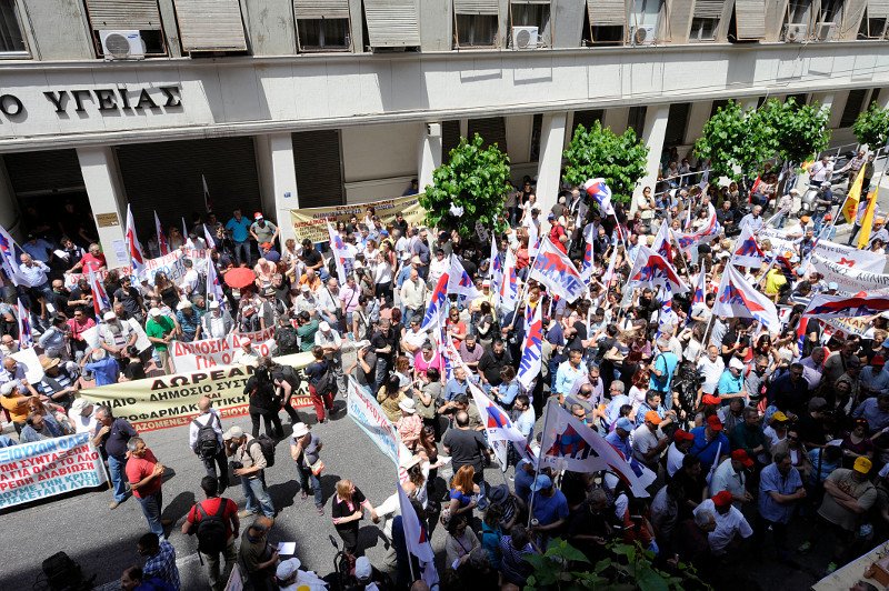 Λαοθάλασσα διαδηλωτών έξω από το υπουργείο Υγείας [εικόνες] | iefimerida.gr 5