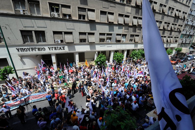 Λαοθάλασσα διαδηλωτών έξω από το υπουργείο Υγείας [εικόνες] | iefimerida.gr 6