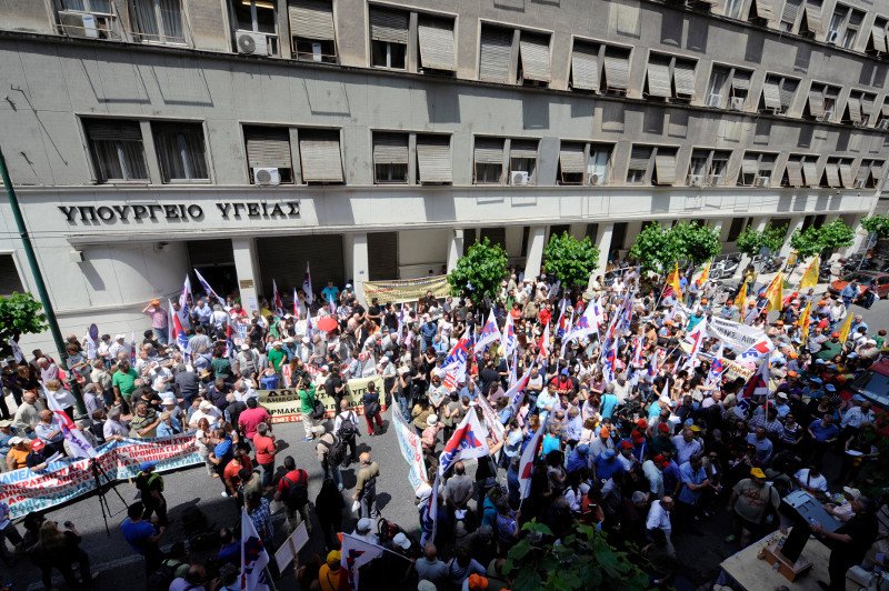 Λαοθάλασσα διαδηλωτών έξω από το υπουργείο Υγείας [εικόνες] | iefimerida.gr 7