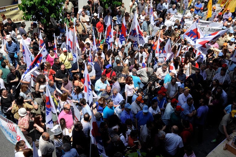Λαοθάλασσα διαδηλωτών έξω από το υπουργείο Υγείας [εικόνες] | iefimerida.gr 8