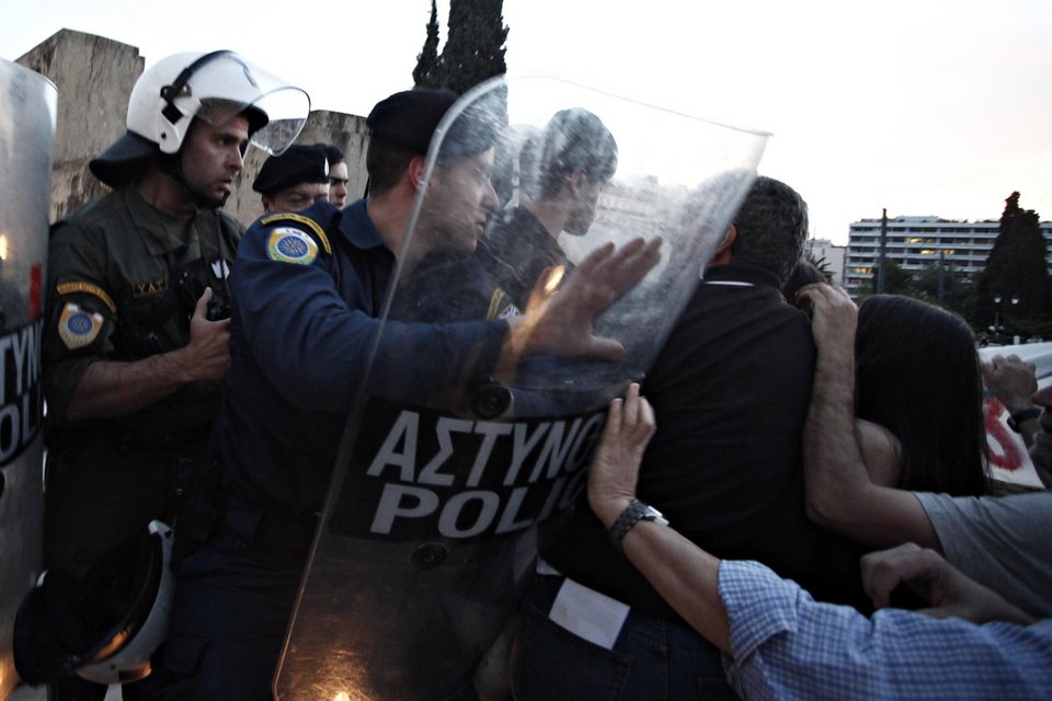 Ενταση μεταξύ αστυνομικών και εκπαιδευτικών έξω από την Βουλή [εικόνες] | iefimerida.gr 0