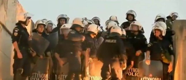 Ενταση μεταξύ αστυνομικών και εκπαιδευτικών έξω από την Βουλή [εικόνες] | iefimerida.gr 2