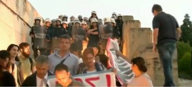 Ενταση μεταξύ αστυνομικών και εκπαιδευτικών έξω από την Βουλή [εικόνες] | iefimerida.gr 3