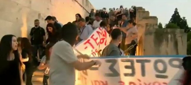 Ενταση μεταξύ αστυνομικών και εκπαιδευτικών έξω από την Βουλή [εικόνες] | iefimerida.gr 4