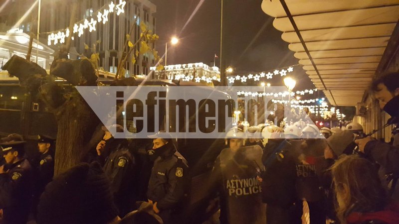 Ενταση με το ΠΑΜΕ έξω από τη Βουλή -Επικεφαλής των ΜΑΤ στον Κουτσούμπα: «Ποιος είσαι εσύ ρε;» [εικόνες & βίντεο] | iefimerida.gr 0