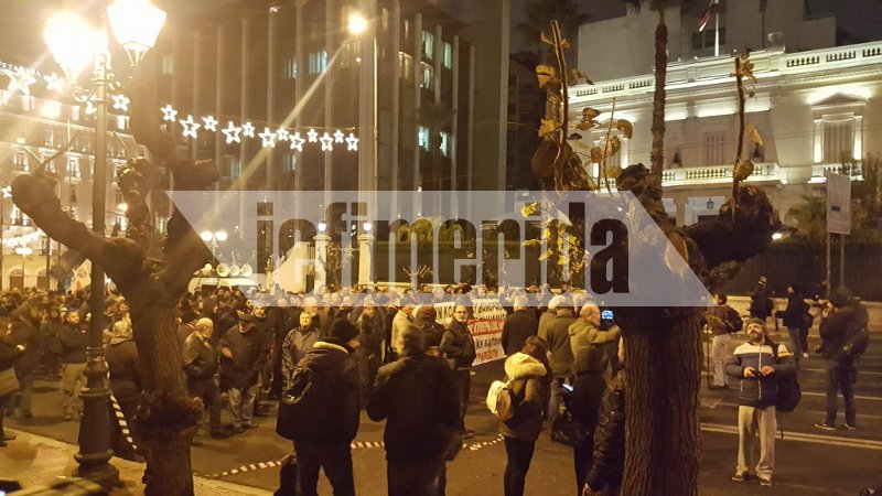 Ενταση με το ΠΑΜΕ έξω από τη Βουλή -Επικεφαλής των ΜΑΤ στον Κουτσούμπα: «Ποιος είσαι εσύ ρε;» [εικόνες & βίντεο] | iefimerida.gr 1