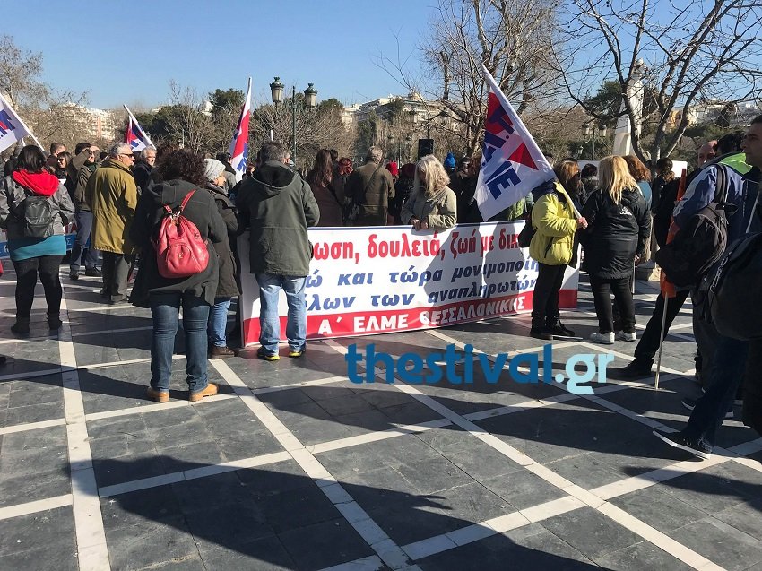 Οι εκπαιδευτικοί έχουν συγκεντρωθεί στο άγαλμα Βενιζέλου και θα κάνουν πορεία προς το Μακεδονίας-Θράκης