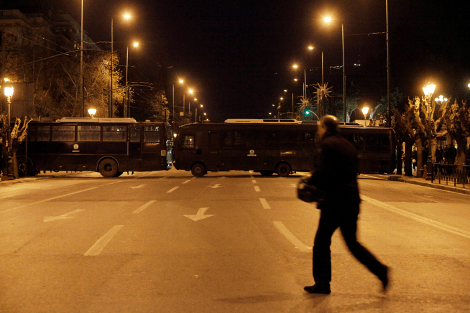 Ανοιχτό το κέντρο -Εμπόλεμη ζώνη το Μοναστηράκι, στο νοσοκομείο ο τραυματίας [εικόνες]  | iefimerida.gr 4