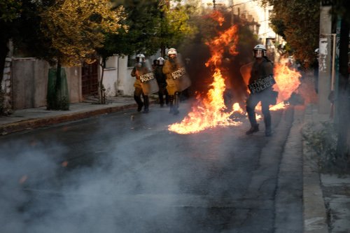 Πέντε τραυματίες στην πορεία για τον Παύλο Φύσσα –Επιτέθηκαν σε συνεργείο του ΑΝΤ1 [εικόνες & βίντεο] | iefimerida.gr 4