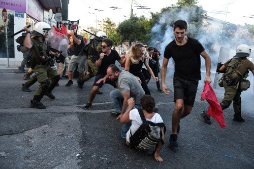 Πέντε τραυματίες στην πορεία για τον Παύλο Φύσσα –Επιτέθηκαν σε συνεργείο του ΑΝΤ1 [εικόνες & βίντεο] | iefimerida.gr 8