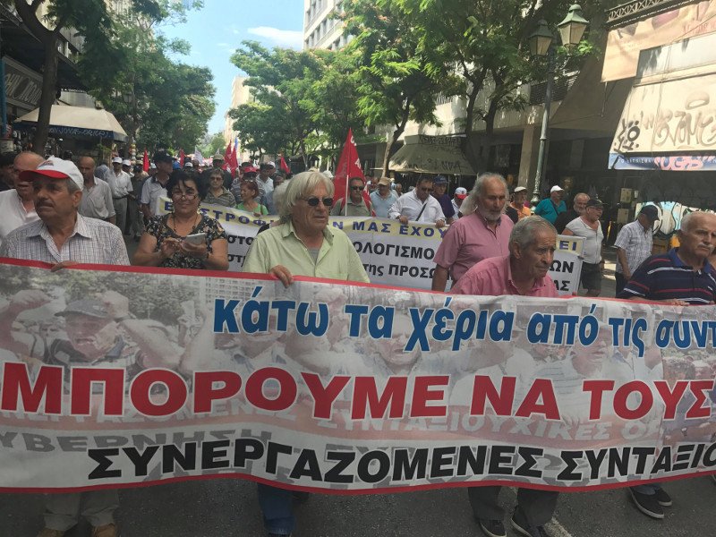 πορεία των συνταξιούχων στη Βουλή- φωτογραφία iefimerida