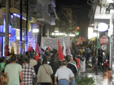 «Δεν θα μείνουμε σιωπηλοί»: Πλήθος κόσμου στην αντιφασιστική πορεία για τον ένα μήνα από τη δολοφονία Φύσσα | iefimerida.gr 1