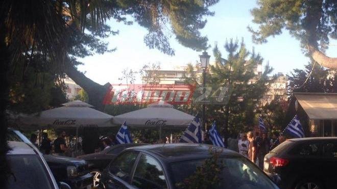 Πάτρα: Πορεία των οπαδών του Σώρρα -Επιμένουν ότι ο αρχηγός τους μπορεί να σβήσει το χρέος της χώρας [εικόνες] | iefimerida.gr 0