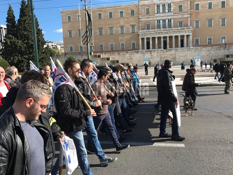 Απεργία-Χιλιάδες διαδηλωτές στο κέντρο της Αθήνας ζητούν λιγότερους φόρους και αύξηση κατώτατου μισθού [εικόνες & βίντεο] | iefimerida.gr 16