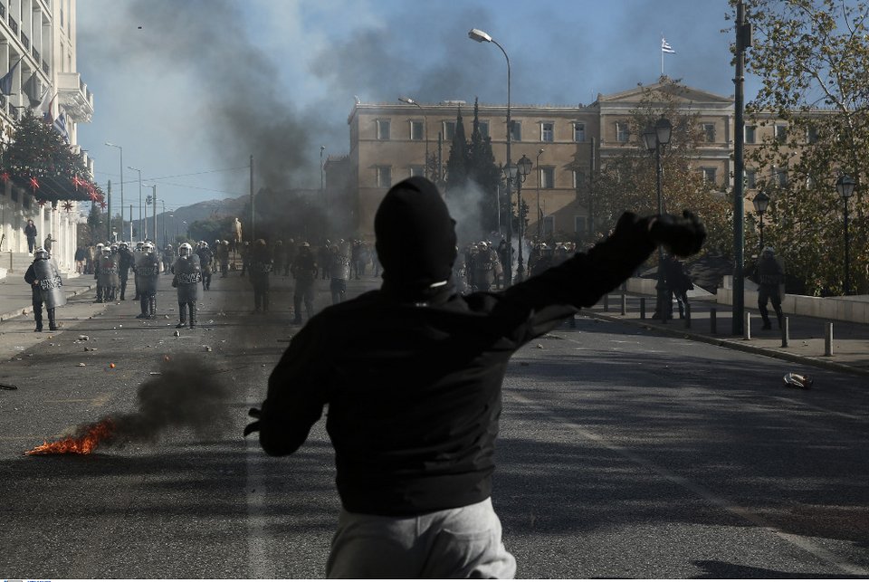 Κουκουλοφόροι διέλυσαν τα πάντα το πρωί της Τετάρτης στο κέντρο της Αθήνας [εικόνες & βίντεο] | iefimerida.gr 1